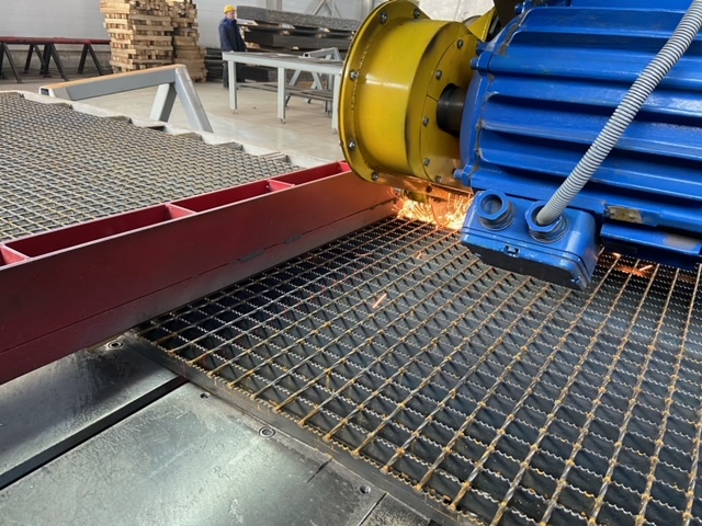 Различия в производстве решетчатого настила: почему одинаковые изделия ведут себя по-разному